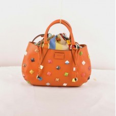 Fendi B Fab Nietenbesetzte orangefarbene Ferrari-Ledertasche mit mehrfarbigem Schmuckbesatz und mittelgroßem Henkel Fendi B Fab Nietenbesetzte orangefarbene Ferrari-Ledertasche mit mehrfarbigem Schmuckbesatz und mittelgroßem Henkel