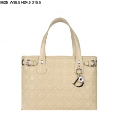 Dior Panarea Medium Schultertasche aus aprikosenfarbenem Lammleder (goldene Beschläge) 9625