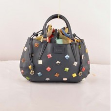 Fendi B Fab Nietenbesetzte blaue Ferrari-Ledertasche mit mehrfarbigem Schmuckbesatz, mittelgroße Henkeltasche Fendi B Fab Nietenbesetzte blaue Ferrari-Ledertasche mit mehrfarbigem Schmuckbesatz, mittelgroße Henkeltasche