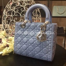 Replika Dior Lady Standardtasche aus silbernem Lammleder Replika Dior Lady Standardtasche aus silbernem Lammleder