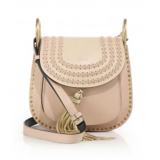 Kleine Schultertasche aus Leder von Chloe Hudson mit Nieten und Flechtmuster Kleine Schultertasche aus Leder von Chloe Hudson mit Nieten und Flechtmuster