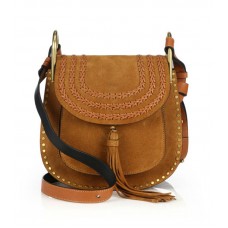 Chloe Hudson Kleine Schultertasche aus Wildleder mit Nieten und Flechtmuster Chloe Hudson Kleine Schultertasche aus Wildleder mit Nieten und Flechtmuster