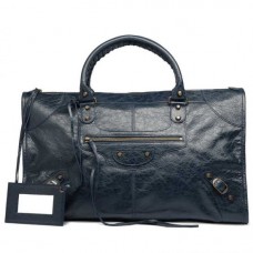 Balenciaga arbeitet an Dark Night