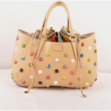 Fendi B Fab Nietenbesetzte Apricot Ferrari Ledertasche mit mehrfarbigem Schmuckbesatz und großem Henkel Fendi B Fab Nietenbesetzte Apricot Ferrari Ledertasche mit mehrfarbigem Schmuckbesatz und großem Henkel