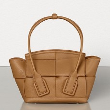 Bottega Veneta Mini Arco 29 Tasche aus karamellfarbenem genarbtem Kalbsleder Bottega Veneta Mini Arco 29 Tasche aus karamellfarbenem genarbtem Kalbsleder