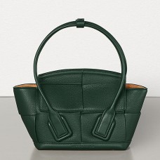 Bottega Veneta Mini Arco 29 Tasche aus grünem genarbtem Kalbsleder Bottega Veneta Mini Arco 29 Tasche aus grünem genarbtem Kalbsleder