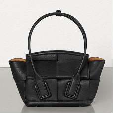 Bottega Veneta Mini Arco 29 Tasche aus schwarzem genarbtem Kalbsleder Bottega Veneta Mini Arco 29 Tasche aus schwarzem genarbtem Kalbsleder
