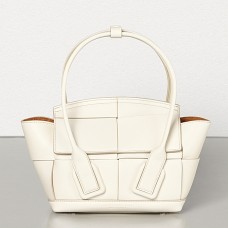 Bottega Veneta Mini Arco 29 Tasche aus weißem Kalbsleder mit Webmuster Bottega Veneta Mini Arco 29 Tasche aus weißem Kalbsleder mit Webmuster