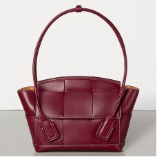 Bottega Veneta Arco 33 Intrecciato-Tasche aus bordeauxrotem Kalbsleder