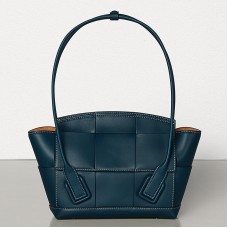 Bottega Veneta Arco 33 Intrecciato-Tasche aus marineblauem Kalbsleder