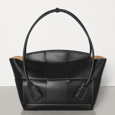 Bottega Veneta Mittelgroße Arco 48 Intrecciato-Tasche aus schwarzem Kalbsleder Bottega Veneta Mittelgroße Arco 48 Intrecciato-Tasche aus schwarzem Kalbsleder