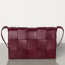Bottega Veneta Cassette Bag aus bordeauxrotem Lammleder Bottega Veneta Cassette Bag aus bordeauxrotem Lammleder