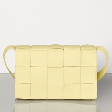 Bottega Veneta Kassettentasche aus cremefarbenem Lammleder Bottega Veneta Kassettentasche aus cremefarbenem Lammleder