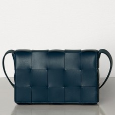 Bottega Veneta Cassette Bag aus dunkelblauem Lammleder Bottega Veneta Cassette Bag aus dunkelblauem Lammleder