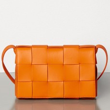 Bottega Veneta Kassettentasche aus orangefarbenem Lammleder Bottega Veneta Kassettentasche aus orangefarbenem Lammleder