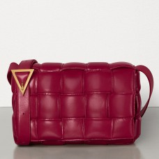 Gepolsterte Kassettentasche von Bottega Veneta aus Amaranto-Kalbsleder Gepolsterte Kassettentasche von Bottega Veneta aus Amaranto-Kalbsleder