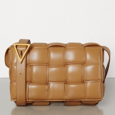 Gepolsterte Kassettentasche von Bottega Veneta aus karamellfarbenem Kalbsleder Gepolsterte Kassettentasche von Bottega Veneta aus karamellfarbenem Kalbsleder