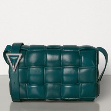 Gepolsterte Kassettentasche von Bottega Veneta aus grünem Kalbsleder Gepolsterte Kassettentasche von Bottega Veneta aus grünem Kalbsleder
