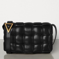 Gepolsterte Kassettentasche von Bottega Veneta aus schwarzem Kalbsleder Gepolsterte Kassettentasche von Bottega Veneta aus schwarzem Kalbsleder
