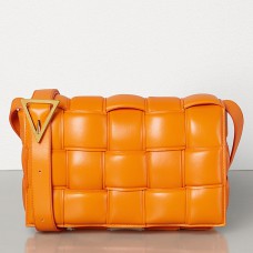 Gepolsterte Kassettentasche von Bottega Veneta aus orangefarbenem Kalbsleder Gepolsterte Kassettentasche von Bottega Veneta aus orangefarbenem Kalbsleder