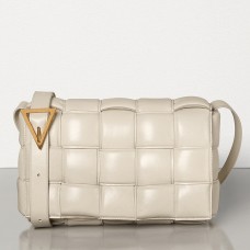 Gepolsterte Kassettentasche von Bottega Veneta aus Gips-Kalbsleder Gepolsterte Kassettentasche von Bottega Veneta aus Gips-Kalbsleder