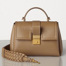 Bottega Veneta Kleine Piazza Tasche aus kamelfarbenem Kalbsleder Bottega Veneta Kleine Piazza Tasche aus kamelfarbenem Kalbsleder
