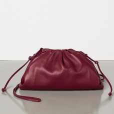 Bottega Veneta The Pouch 20 Clutch aus bordeauxrotem Kalbsleder Bottega Veneta The Pouch 20 Clutch aus bordeauxrotem Kalbsleder