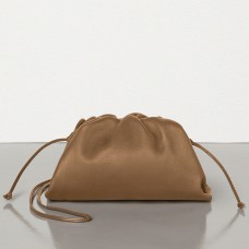 Bottega Veneta The Pouch 20 Clutch aus braunem Kalbsleder Bottega Veneta The Pouch 20 Clutch aus braunem Kalbsleder