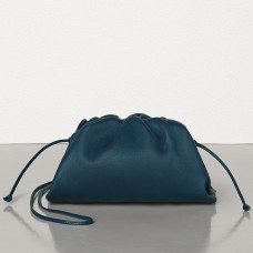 Bottega Veneta The Pouch 20 Clutch aus marineblauem Kalbsleder Bottega Veneta The Pouch 20 Clutch aus marineblauem Kalbsleder