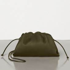 Bottega Veneta The Pouch 20 Clutch aus senffarbenem Kalbsleder Bottega Veneta The Pouch 20 Clutch aus senffarbenem Kalbsleder