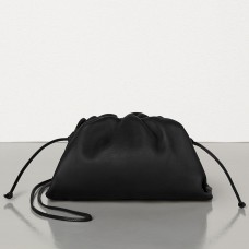 Bottega Veneta The Pouch 20 Clutch aus schwarzem Kalbsleder Bottega Veneta The Pouch 20 Clutch aus schwarzem Kalbsleder