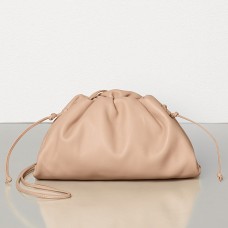Bottega Veneta The Pouch 20 Clutch aus nudefarbenem Kalbsleder Bottega Veneta The Pouch 20 Clutch aus nudefarbenem Kalbsleder