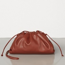 Bottega Veneta The Pouch 20 Clutch aus rostfarbenem Kalbsleder Bottega Veneta The Pouch 20 Clutch aus rostfarbenem Kalbsleder