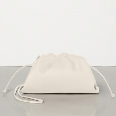 Bottega Veneta The Pouch 20 Clutch aus weißem Kalbsleder Bottega Veneta The Pouch 20 Clutch aus weißem Kalbsleder