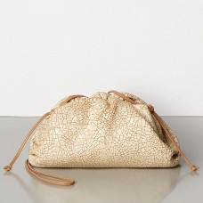 Bottega Veneta The Pouch 20 Clutch aus beigem Craquelé-Leder Bottega Veneta The Pouch 20 Clutch aus beigem Craquelé-Leder