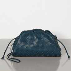 Bottega Veneta The Pouch 20 Clutch aus dunkelblauem Intrecciato-Lammleder Bottega Veneta The Pouch 20 Clutch aus dunkelblauem Intrecciato-Lammleder