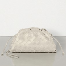 Bottega Veneta The Pouch 20 Clutch aus Gips-Intrecciato-Lammleder Bottega Veneta The Pouch 20 Clutch aus Gips-Intrecciato-Lammleder