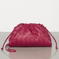 Bottega Veneta The Pouch 20 Clutch aus Amaranto Intrecciato Lammleder Bottega Veneta The Pouch 20 Clutch aus Amaranto Intrecciato Lammleder