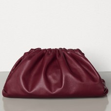 Bottega Veneta The Pouch Clutch aus bordeauxrotem Kalbsleder Bottega Veneta The Pouch Clutch aus bordeauxrotem Kalbsleder