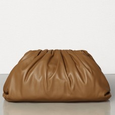 Bottega Veneta The Pouch Clutch aus kamelfarbenem Kalbsleder Bottega Veneta The Pouch Clutch aus kamelfarbenem Kalbsleder