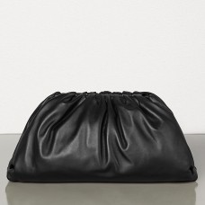 Bottega Veneta The Pouch Clutch aus schwarzem Kalbsleder Bottega Veneta The Pouch Clutch aus schwarzem Kalbsleder