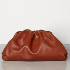 Bottega Veneta The Pouch Clutch aus rostfarbenem Kalbsleder Bottega Veneta The Pouch Clutch aus rostfarbenem Kalbsleder