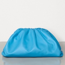 Bottega Veneta The Pouch Clutch aus hellblauem Kalbsleder Bottega Veneta The Pouch Clutch aus hellblauem Kalbsleder