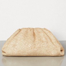 Bottega Veneta The Pouch Clutch aus beigem Craquelé-Leder Bottega Veneta The Pouch Clutch aus beigem Craquelé-Leder
