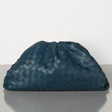 Bottega Veneta „The Pouch“-Clutch aus dunkelblauem Intrecciato-Leder Bottega Veneta „The Pouch“-Clutch aus dunkelblauem Intrecciato-Leder