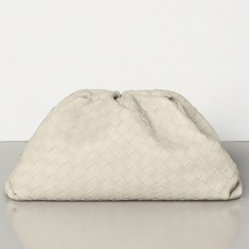 Bottega Veneta „The Pouch“-Clutch aus Gips-Intrecciato-Leder Bottega Veneta „The Pouch“-Clutch aus Gips-Intrecciato-Leder