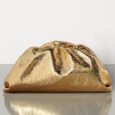 Bottega Veneta The Pouch Clutch aus goldfarbenem Metallic-Leder Bottega Veneta The Pouch Clutch aus goldfarbenem Metallic-Leder