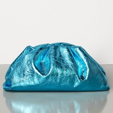 Bottega Veneta The Pouch Clutch aus blauem Metallic-Leder Bottega Veneta The Pouch Clutch aus blauem Metallic-Leder