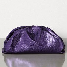 Bottega Veneta The Pouch Clutch in Viola Metallic-Leder Bottega Veneta The Pouch Clutch in Viola Metallic-Leder