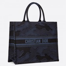Dior Book Tote Bag aus blauem Camouflage-Canvas mit Stickerei Dior Book Tote Bag aus blauem Camouflage-Canvas mit Stickerei